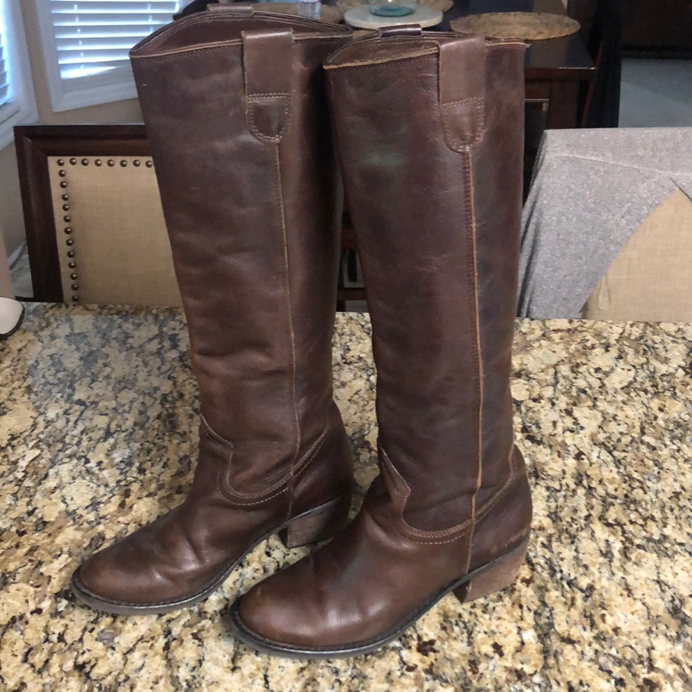 Gianni Bini Brown leather distressed boots, sz 8.5